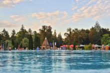 A hőségriadó miatt tovább tart nyitva a Barlangfürdő